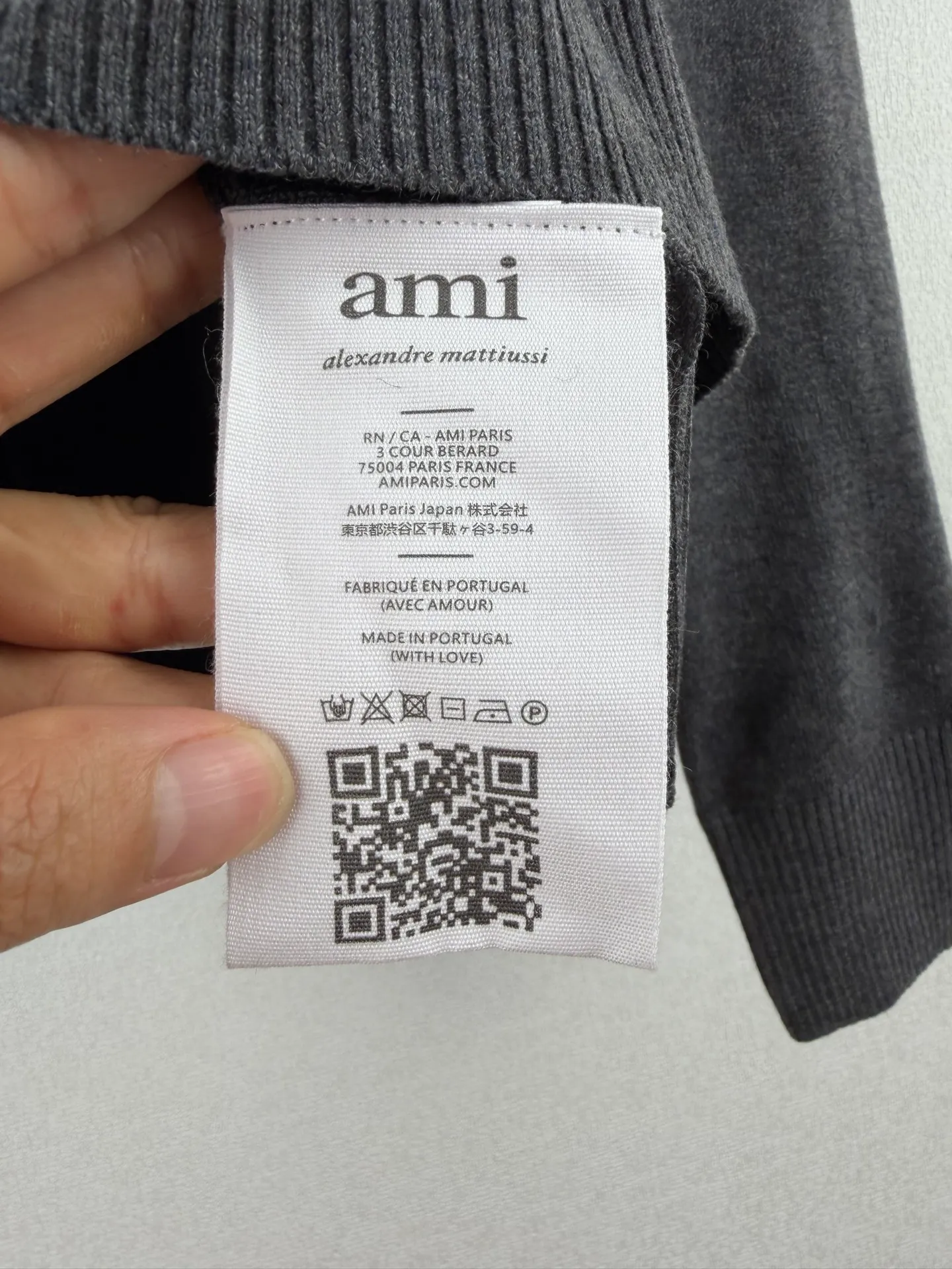 Ami Paris 26FW round neck wool ADC embroidered knitted sweater. Purchased and developed in Authentic 2030. Elegant wool double-ply blended. Uses Japanese imported (Shima Seiki) 12-knitting machine. Imported embroidery. Wool enzyme washing. Customized 1:1 trademark. Fitted version. Size: S M L